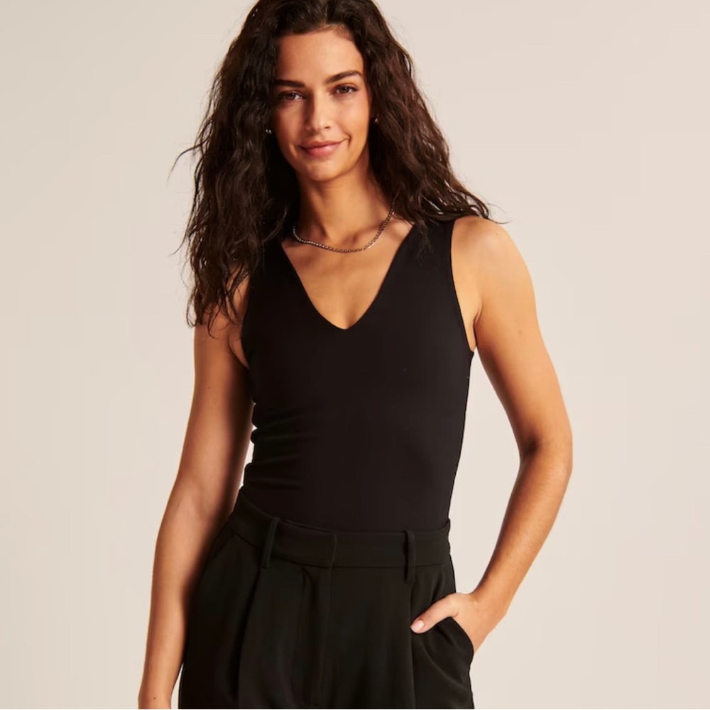 BNWOT 🏷️ Abercrombie & Fitch Seamless V Neck Bodysuit 🖤